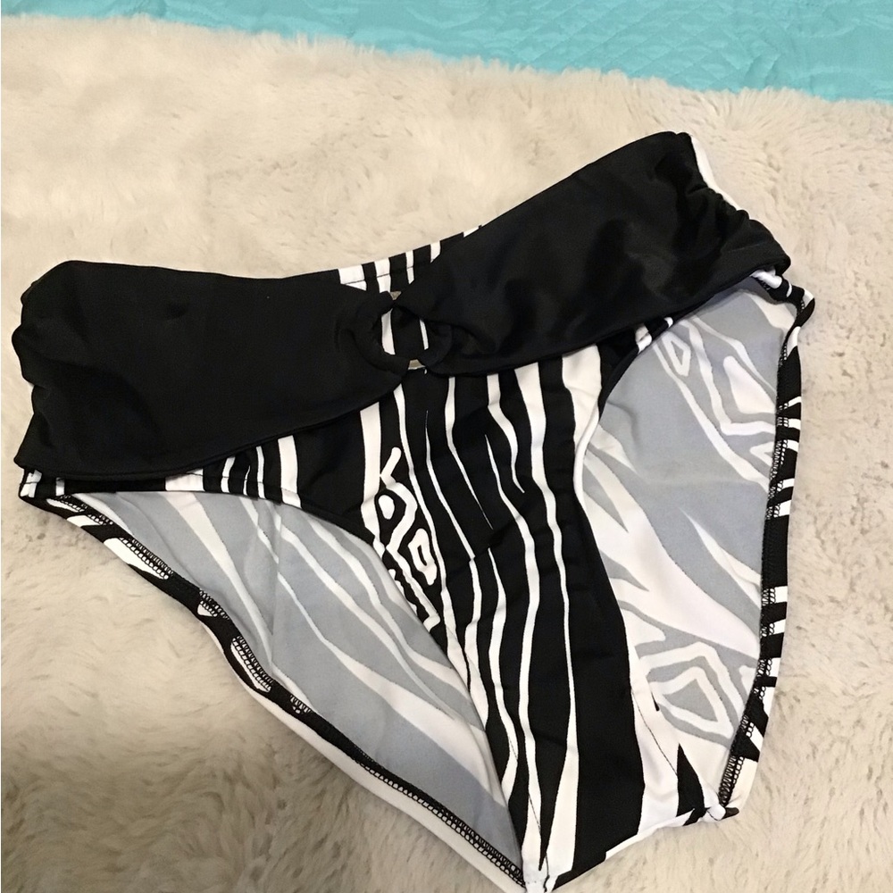 VENUS Monochrome Striped Top